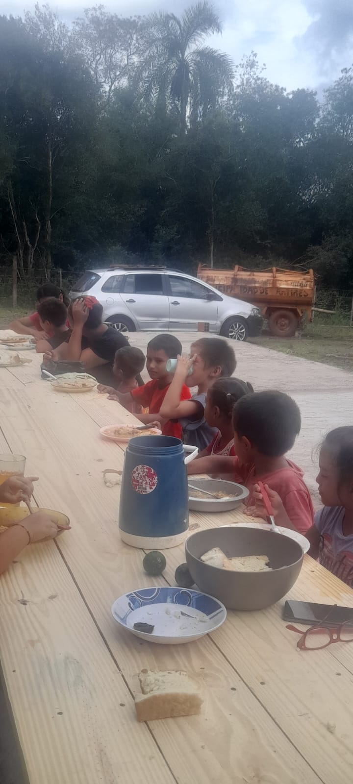 niños comiendo