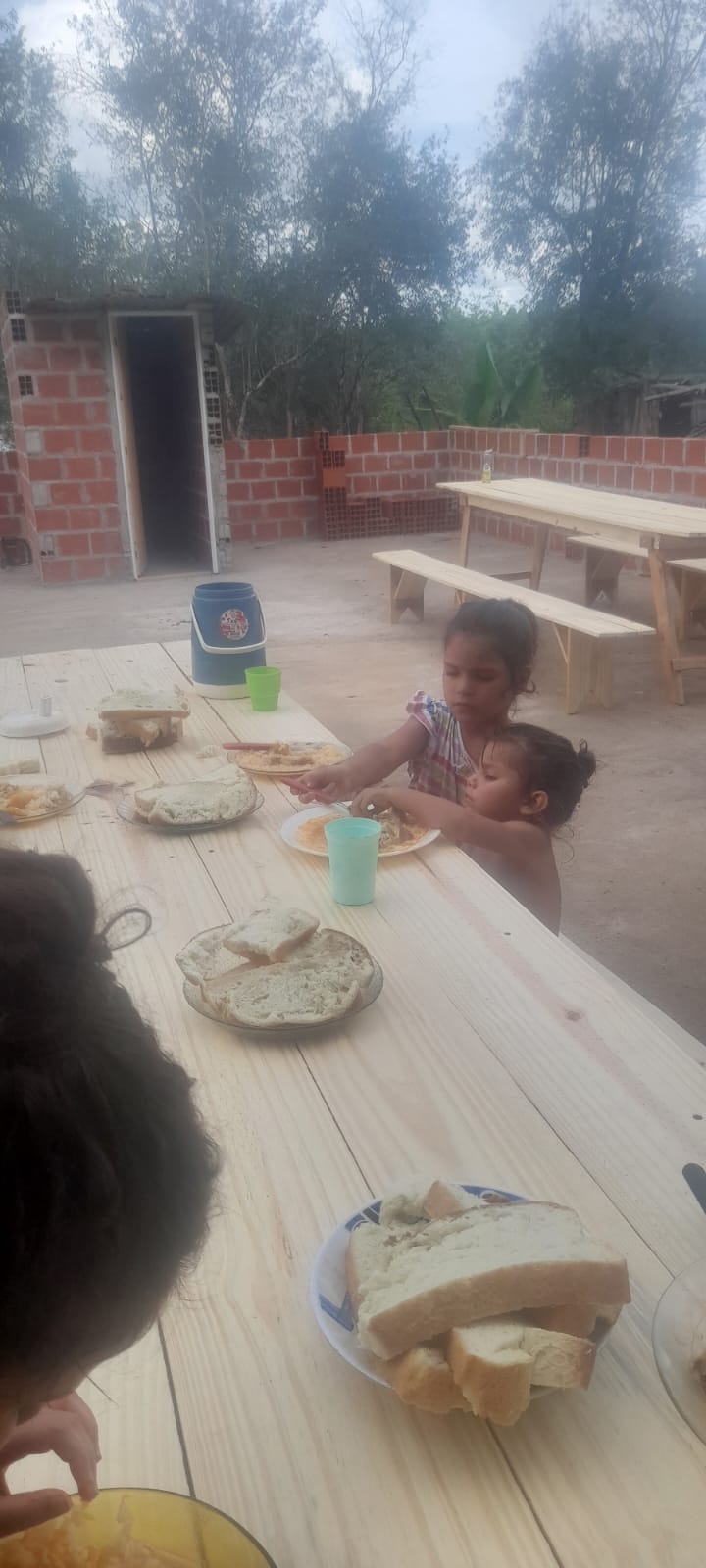 voluntarios cocinando