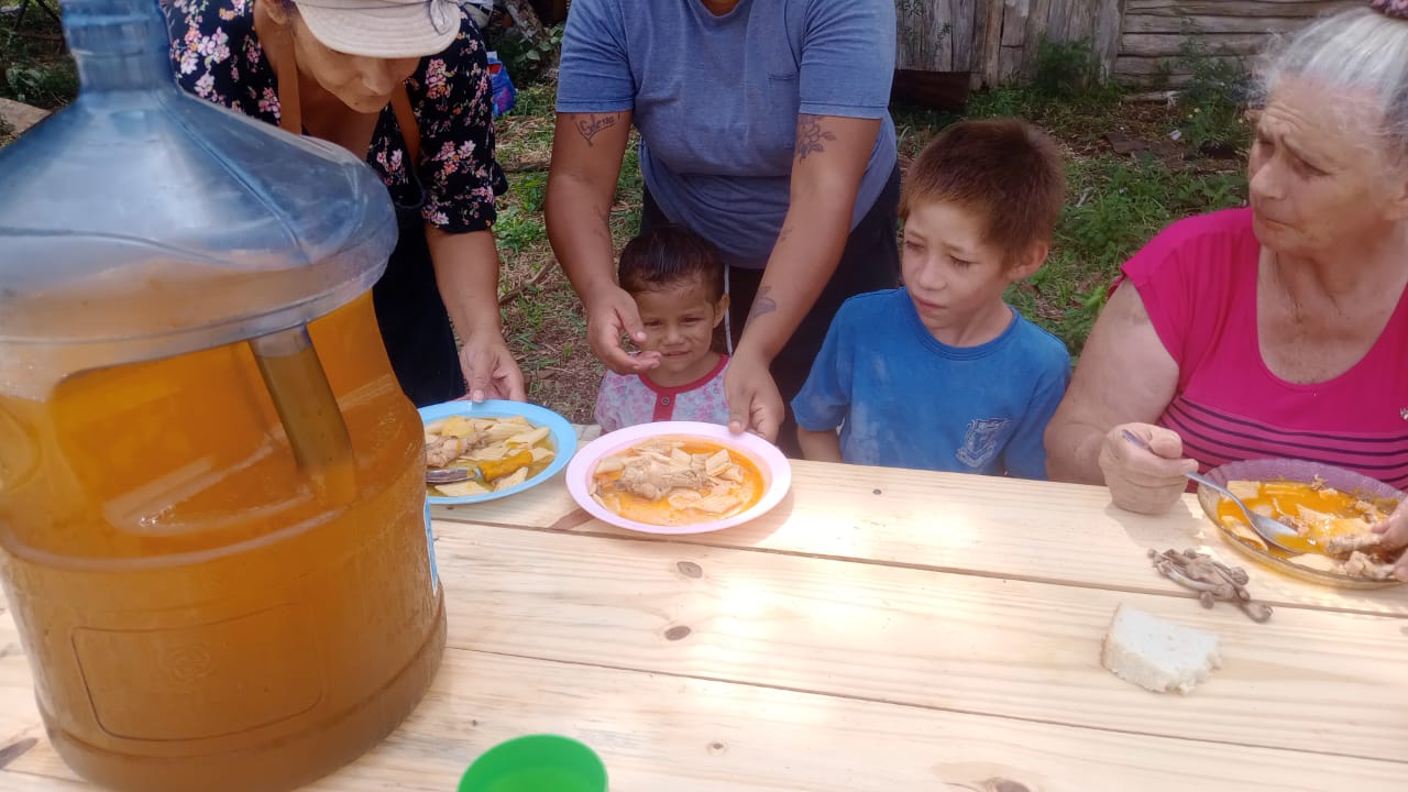 gente sin hogar recibiendo comida